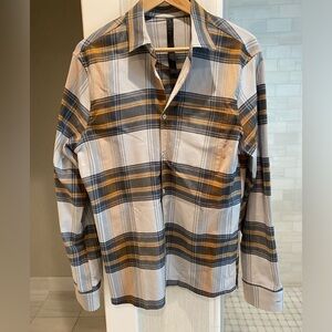 Lululemon mens button up shirt. Size Medium. Great for Fall!